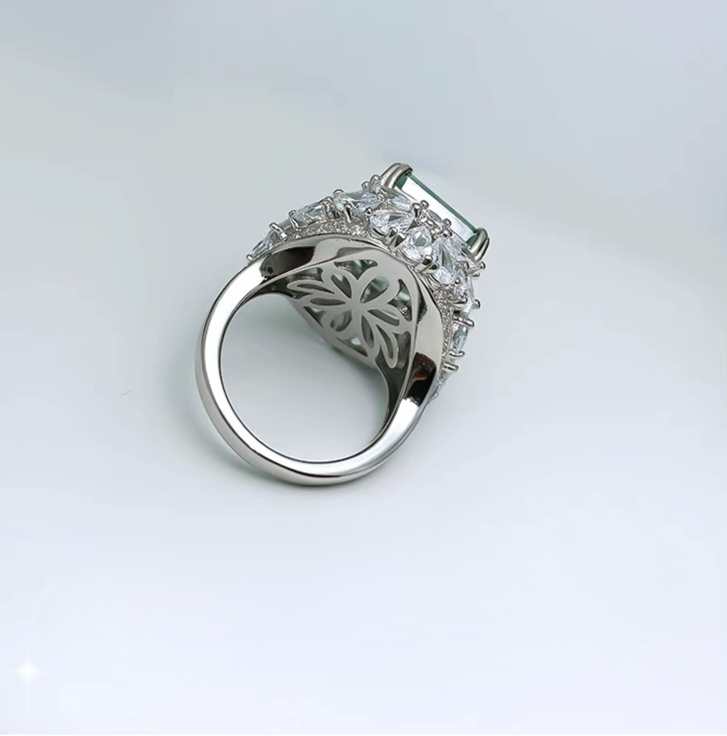 Chunky Retro Glamour: 14Carat Cubic Zirconia Bold Style Ring, 18k White Gold